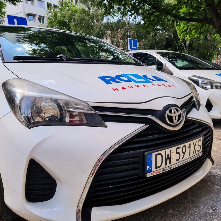 Samochody szkoleniowe: Toyota Yaris (samochód egzaminacyjny) & Kia Rio